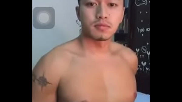 bel ragazzo sbircia la