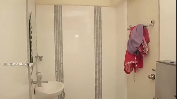 Hema naidu tia sexy strip tease e banho