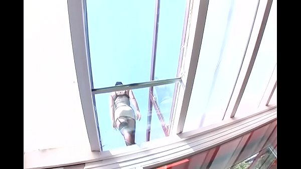 Petite blonde en uniforme de flic, un porte-jarretelles et des bas résille baise