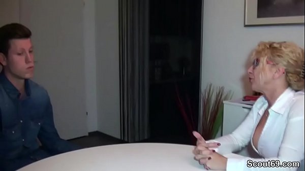 Geile Mutter hilft jungem Jungen bei seinem ersten Fick