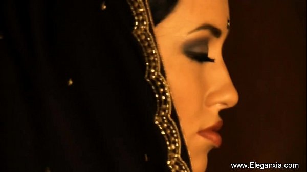 Bruna ballerina di Bollywood