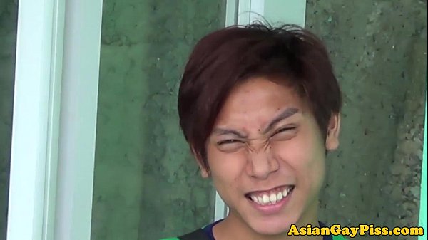 Pissdrinking minets asiatiques bordent et sucent