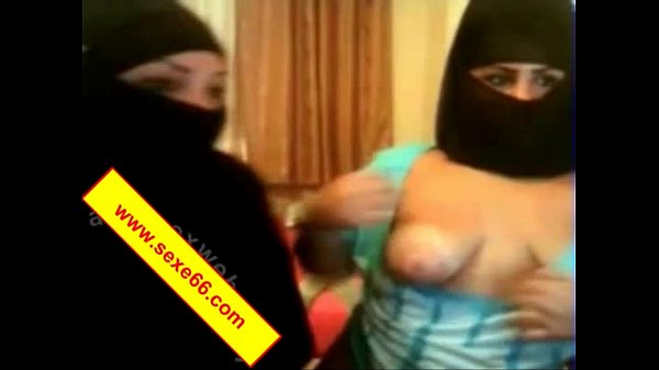 Infermiera troia gioca con le tette pendenti della donna che allatta