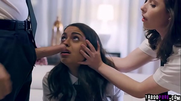 La ragazza vergine Casey Calvert è stata invitata dalla sua compagna di classe Vienna Black e ha indotto con l'inganno a fare sesso con il suo fratellastro Justin Hunt e ha iniziato una cosa a tre.