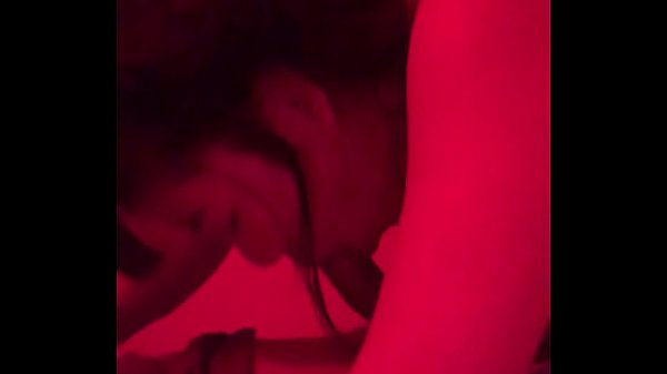 Das Mädchen schluckt das ganze Sperma