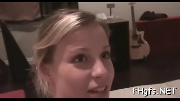 Fang visite la bouche et le vagin d'une adolescente blonde dévergondée