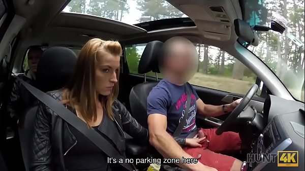 CACCIA4K. Il cornuto permette alla ragazza bionda di toccare il cazzo dello sconosciuto per soldi