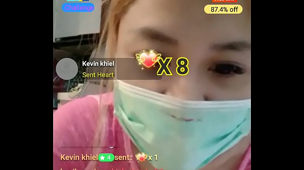 Idol doesn't show, changes show, receives rain