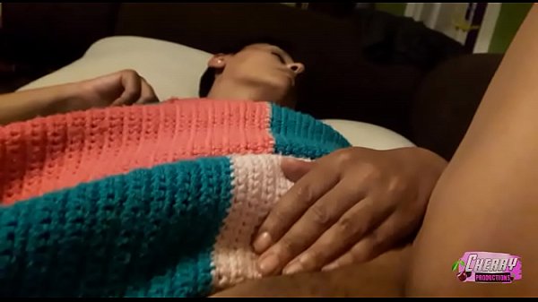 Greg Cherry : la belle-mère indienne Bhabhi Desi suce, doigte, lèche, sextoy