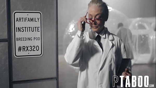 Un uomo fa un creampie alla sua collega Maya Kendrick nell'unità di inseminazione post-apocalittica