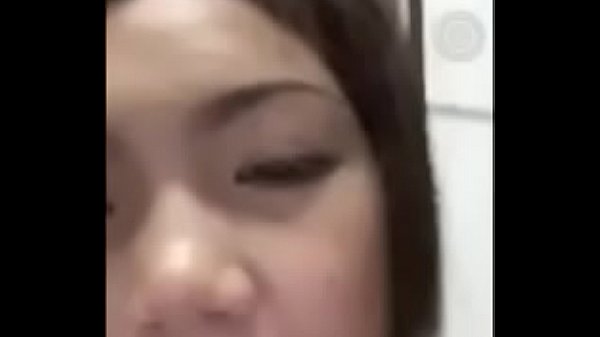 Danza del corpo di una ragazza sexy e allegra 18