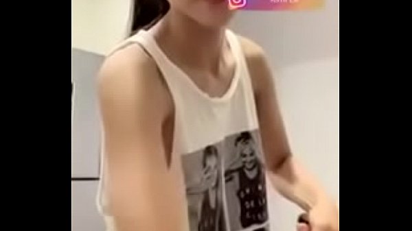 G&aacute_i xinh uplive thả rong v&agrave_o bếp 18