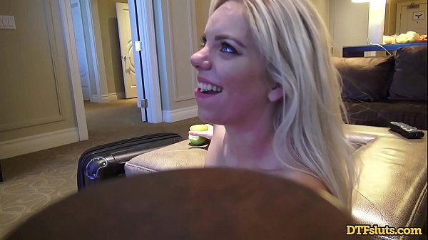 DIE BLONDINE TRISHA PARKS LÄSST IHRE SLUTTY PUSSY MIT HEISSEM SPERMA FÜLLEN