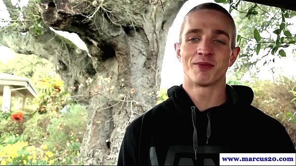 Aufgerissen geschnittener, gespannter Sportler zeigt seine Liebesmuskeln