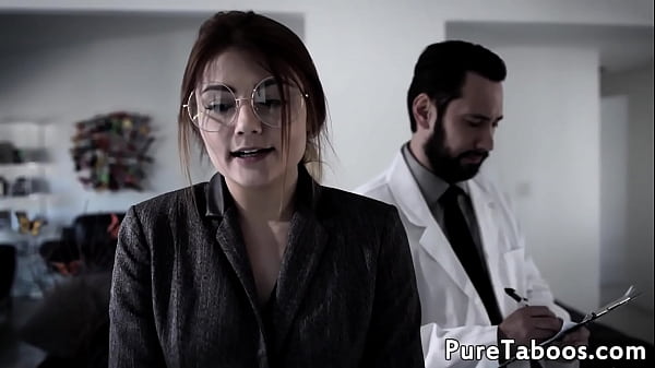 शरारती किशोर लड़की को लंड का इंजेक्शन लगाता है