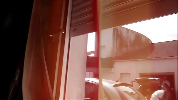 Me masturbo mientras miro a escondidas a mi vecina