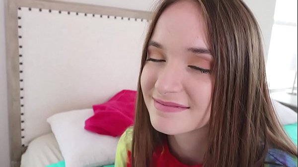 La linda hermanastra morena (Hazel Moore) se masturba con su gran hermanastro