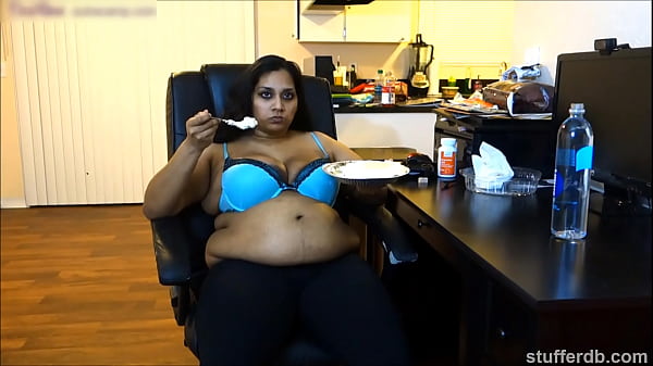 ¡A Desi Rose le encanta el pastel!