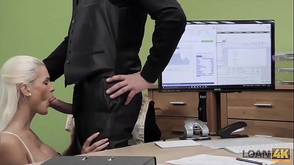 LOAN4K. Das besondere Casting besteht die Blondine und erhält Anerkennung