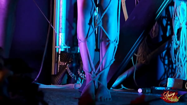 Espectáculo de bondage en el escenario para Yukikon y Ama Monica