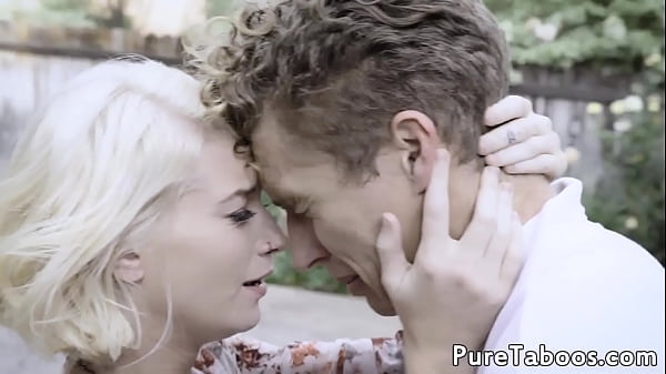 Babe et MILF se font ravager la chatte