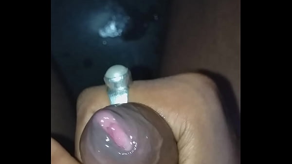 Un ragazzo indiano si arrapa e si masturba con il prepuzio