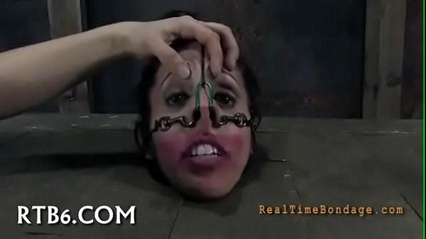 Babe zum Spielen eingesperrt