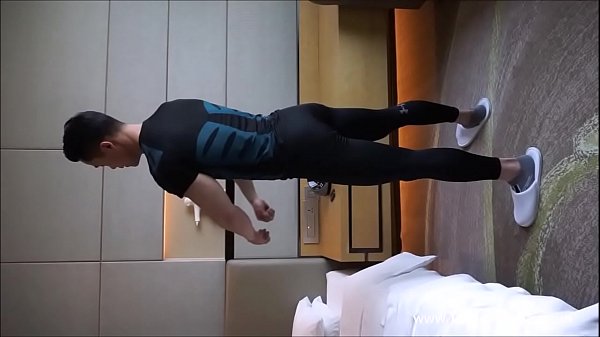 Atleta muscoloso asiatico si spoglia