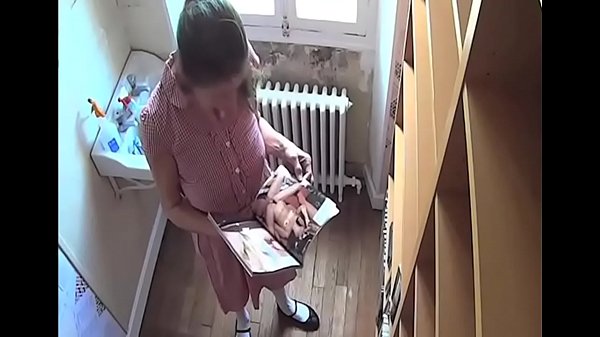 Wer in der Bibliothek ein Pornomagazin findet, sollte es abgeben und NICHT lesen, es wird nur mit einer ... interessanten Strafe gelesen