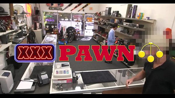 Un'intensa bimbo dilettante è nel negozio e viene speronata