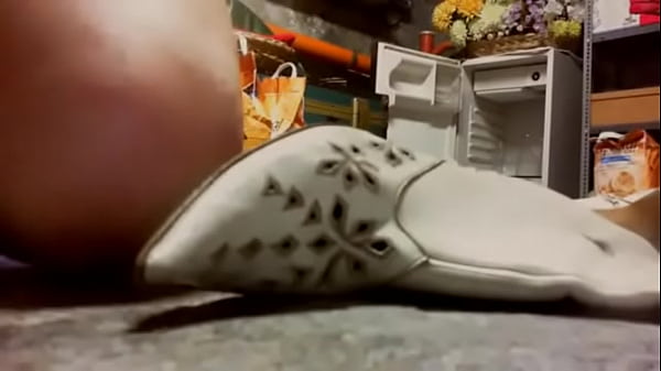 Distruggo un paio di stivali vorresti essere qui a leccarli tutti?