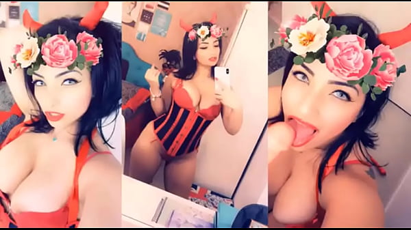 Safadinha-Brünette macht ein Strip-Teufels-Selfie, lutscht und genießt es köstlich mit einem Vibrator, das Höschen ganz nass