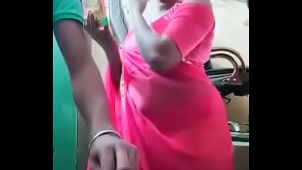 Swathi naidu sexy mentre si veste in sari