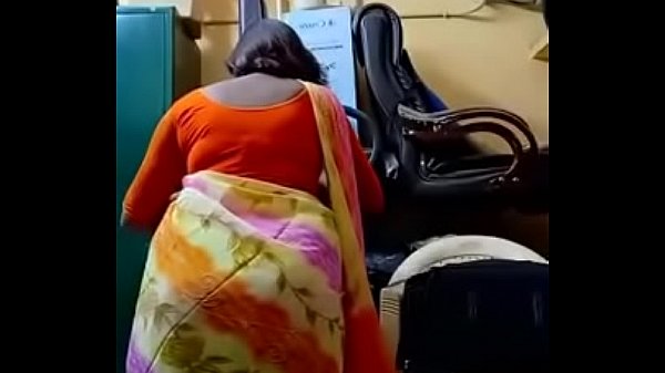 Swathi Naidu si trucca per le riprese