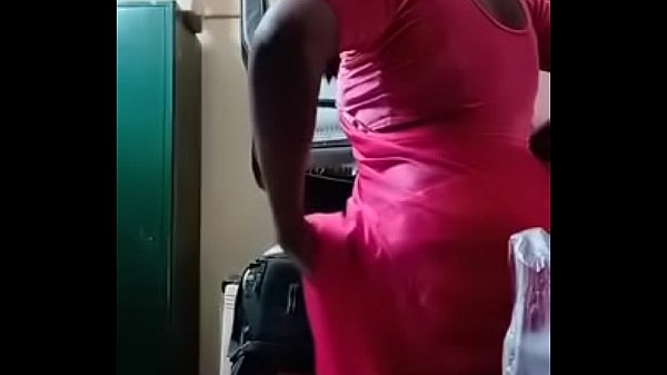 Swathi naidu in sari rosa si prepara