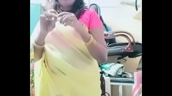 Swathi naidu sexy in sari giallo