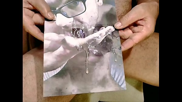 Der wichsende Kerl bekommt von Kater xxx zwei Ladungen Sperma ins Gesicht und auf den Schwanz