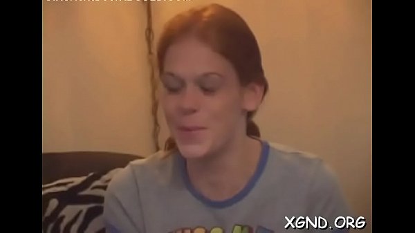 Attraente adolescente maggiorenne con le tette enormi desidera il cazzo al più presto