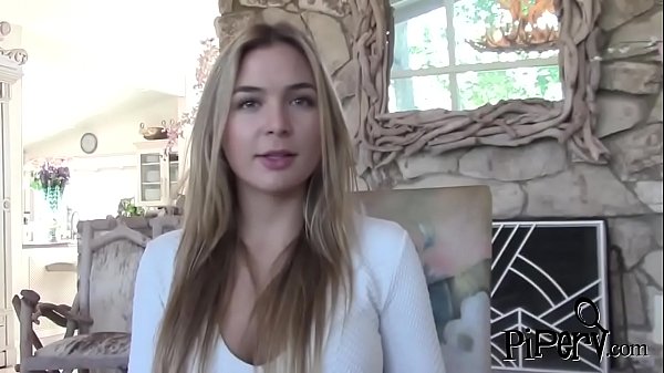 Pulcino desiderabile che gioca con una lunga erezione