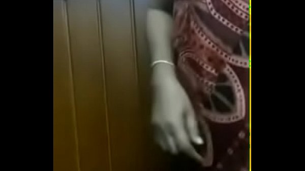 Indische geile Tante mit großen Brüsten wird gedrückt und freigelegt