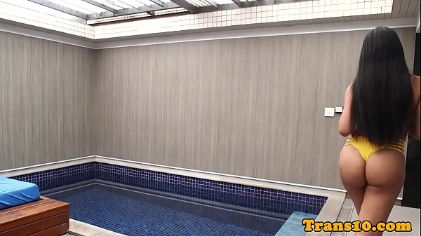 Tgirl tonda si accarezza il cazzo duro