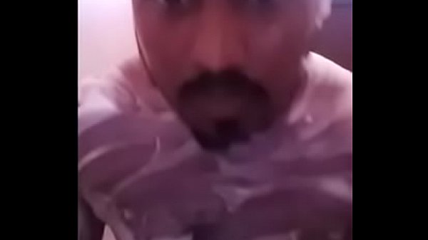 Desi Gay fingert im Badezimmer