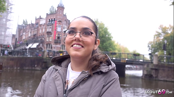 SCOUT TEDESCO - PICCOLA RAGAZZA NERD NATURALE RACCOGLIERE E SCOPARE DURO AL CASTING DI STRADA