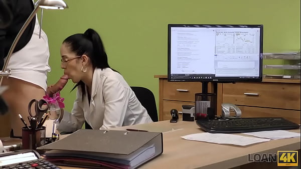 LOAN4K. Ein Fremder, der in einem Kreditbüro arbeitet, befriedigt ein Mädchen zum Sex