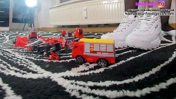 Crush distrugge 5 auto dei pompieri ballerine sneakers tacchi alti Nylon Ragazza distrugge totalmente 5 autopompe spacca 5 auto di fila e con 4 scarpe diverse ballerine sneakers tacchi alti