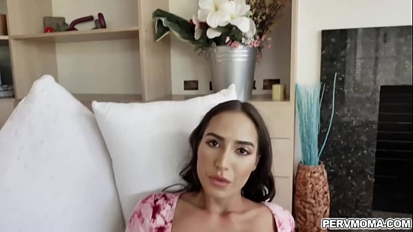 O enteado sortudo dedilha sua madrasta Desiree Dulces milf muffin