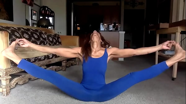 Ginger MoistHer Tease You in Blue - Lay Down Comedy! Núm vú, nụ cười, Cố liếm mình.