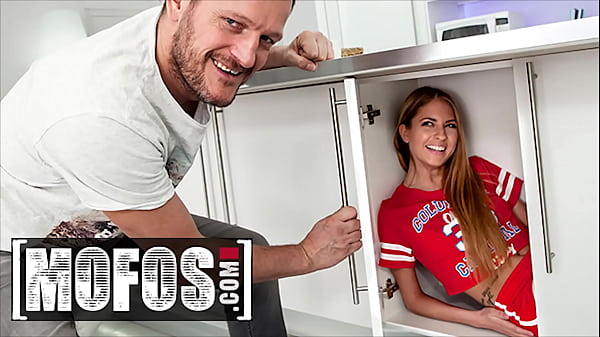 (Rebecca Volpetti) wird von (Ian Scott) an ihre Grenzen gebracht und ihre Muschi wird mit allen Schwänzen gedehnt, die sie verkraften kann – Mofos