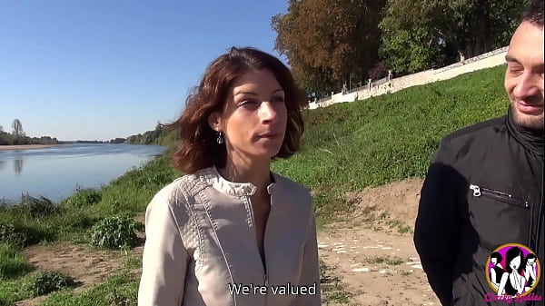 Das schöne Paar Sandrine und Thibault fickt zum ersten Mal hart vor der Kamera an der Loire