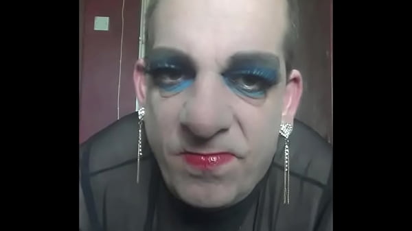 El mariquita bisexual Mark Wright realmente quiere probar la orina de otro hombre en lugar de la suya, ya que es un amante de la orina y está orgulloso de ello.